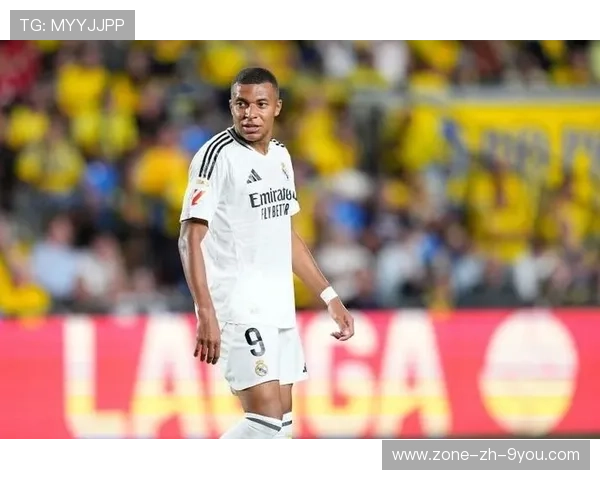 姆巴佩获赠超级玩具后笑裂了：童趣与激情的完美结合